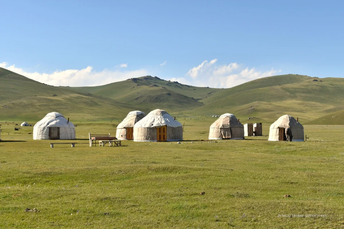 Jurtencamp im kirgisischen Sommer